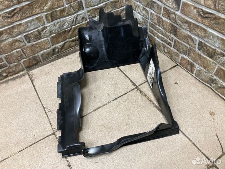 Кронштейн интеркулера передний правый Audi Q7 4L