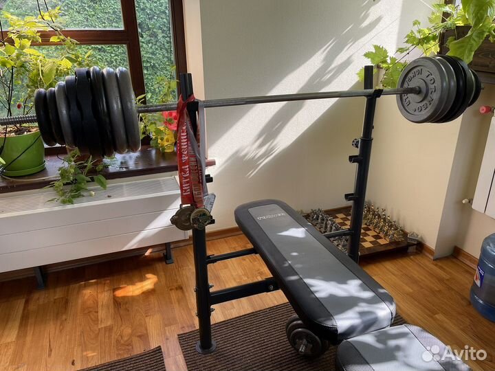 Скамья для жима со штангой и блинами