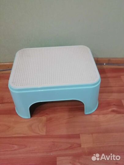 Табурет пластиковый, подставка для ног в ванную