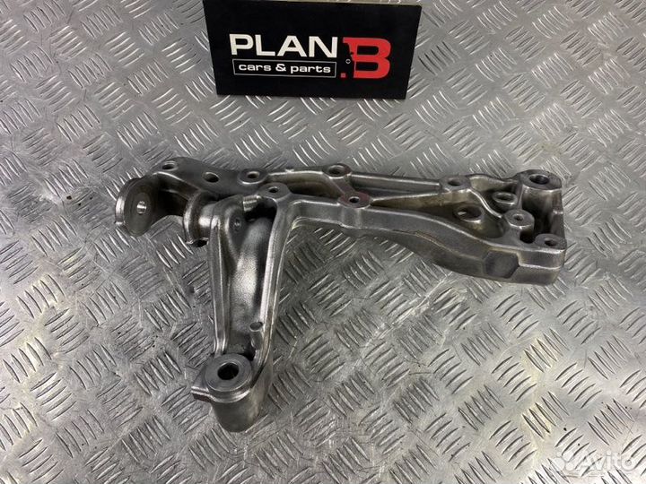 Кронштейн рычага передний правый Volkswagen Golf