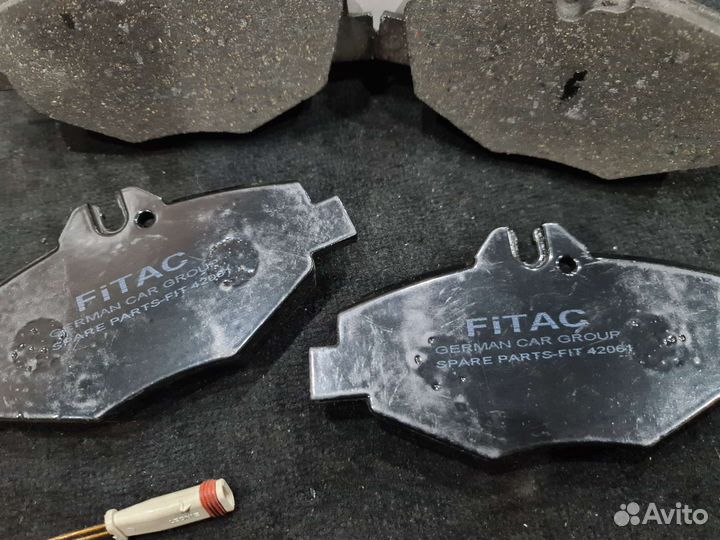 Тормозные колодки передние Mercedes W211