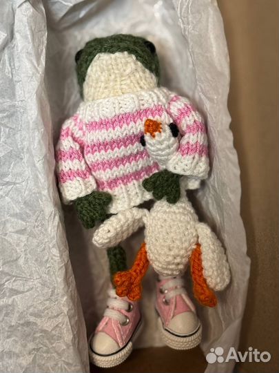 Вязаная лягушка в полосатом свитере