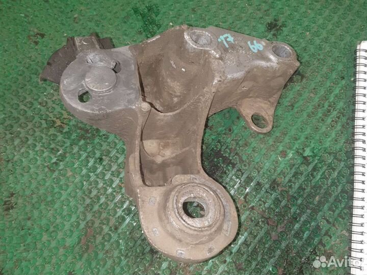 Кронштейн опоры двигателя Фольксваген Пассат б5+