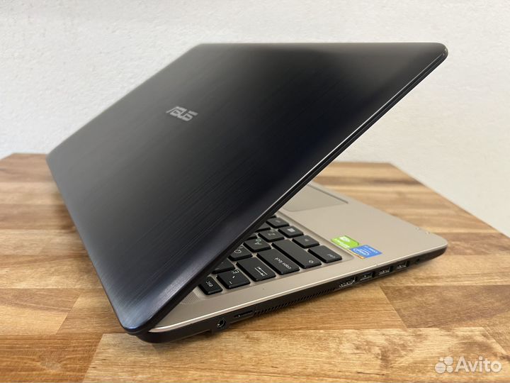 Игровой Asus i3-7020 8Gb DDR4 MX110 Full HD SSD256