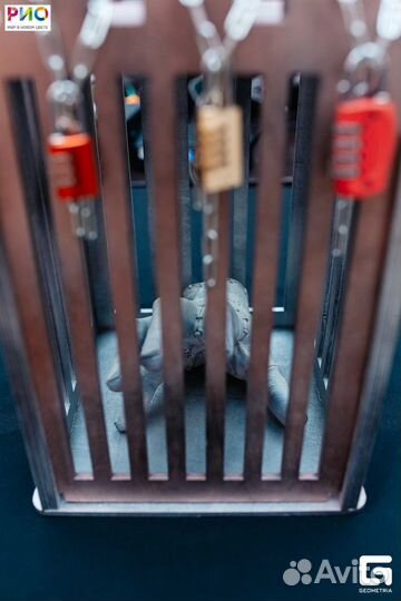 Рука Вещь и клетка для нее