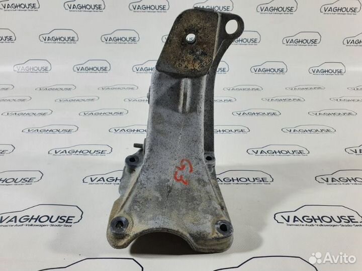 Кронштейн двигателя правый Volkswagen Golf MK3 1.8