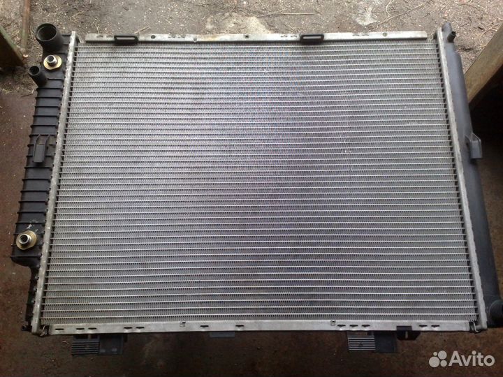 Радиатор охлаждения на Мерседес-210