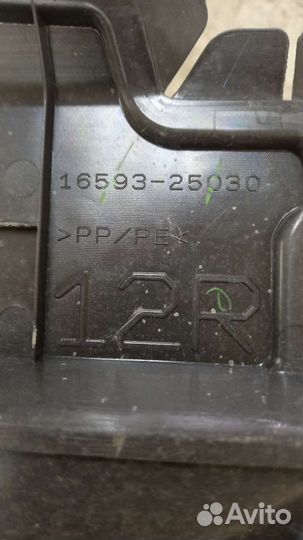 Дефлектор радиатора правый Toyota Camry 70