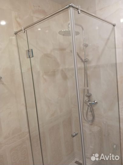 Стеклянные душевые перегородки