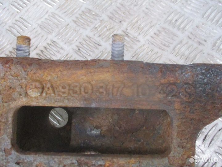 Кронштейн кабины передний левый Mercedes-Benz А930