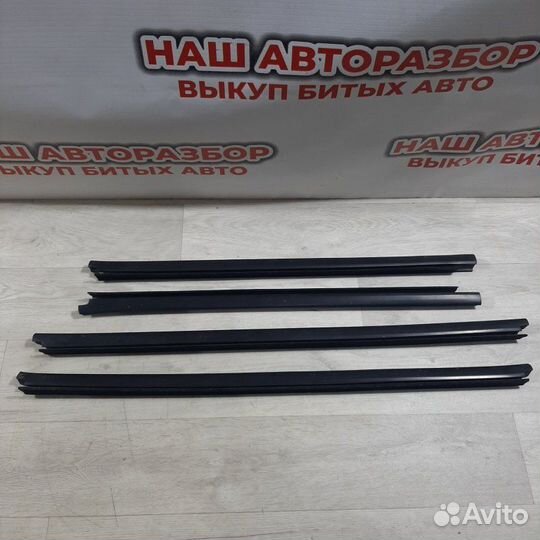 Уплотнитель стекла двери Renault Sandero 2013