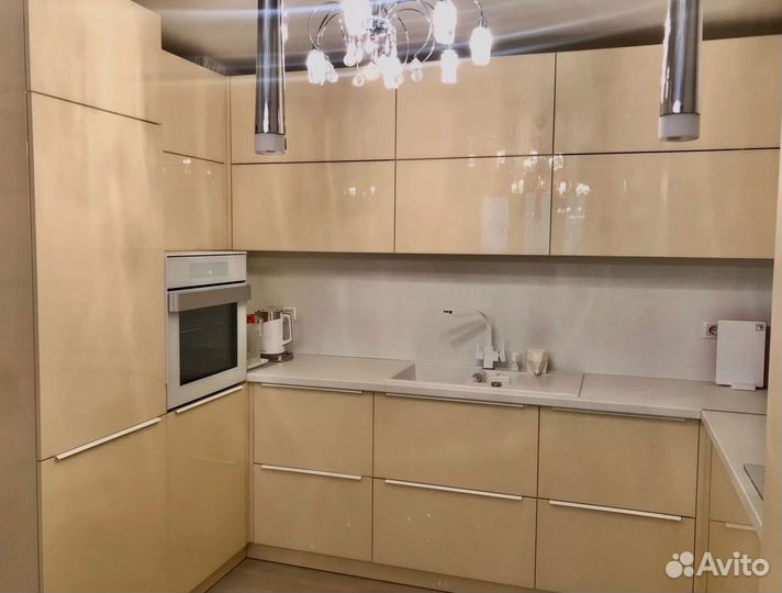 Кухонный гарнитур в современном стиле на заказ