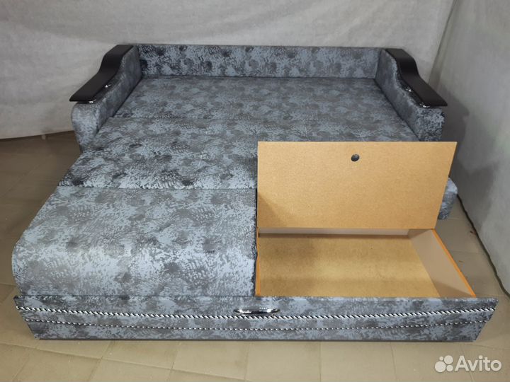 Диван на металлокаркасе