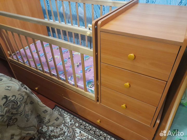 Детская кроватка с поперечным маятником