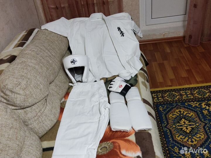 Кимоно для каратэ, шлем, зашита, перчатки