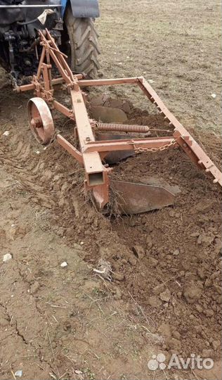 Вспашка земли трактором