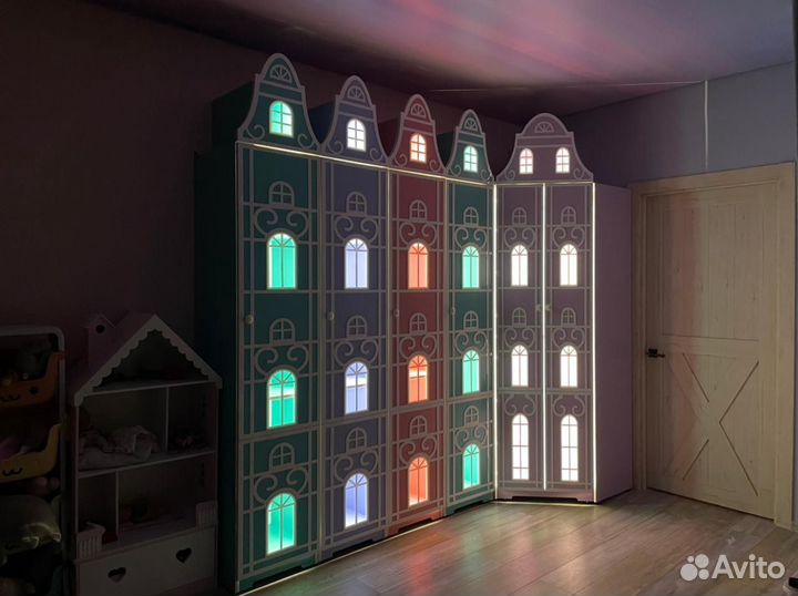 Шкаф в детскую домик с окошками. Шкафы Версаль