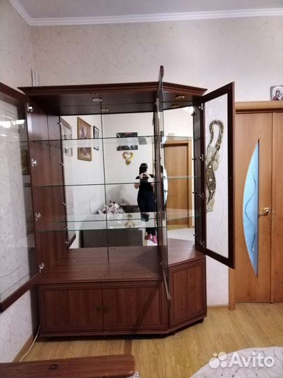 Шкаф витрина сервант