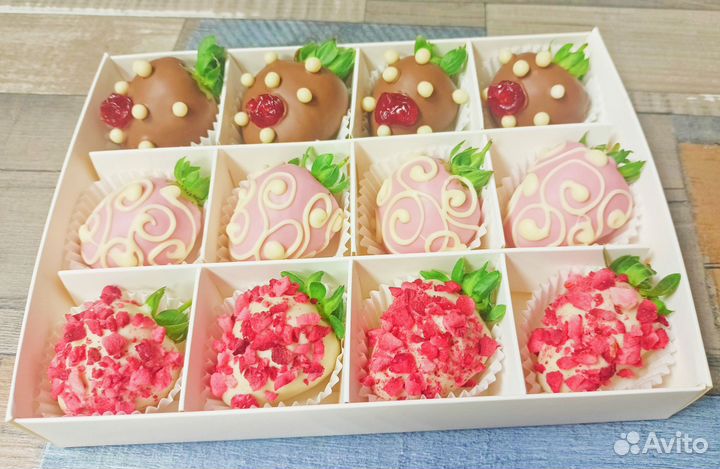 Клубника в шоколаде с цветами