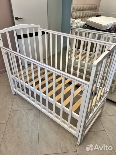 Детская кроватка с продольным маятником