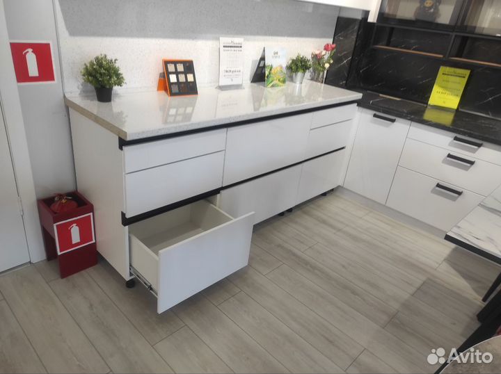 Кухня белый глянец