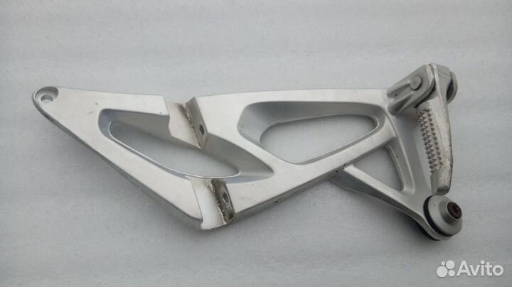 BMW K1200S задний правый пассажирский кронштейн