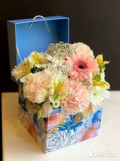 Цветы в шляпной коробке на последний звонок