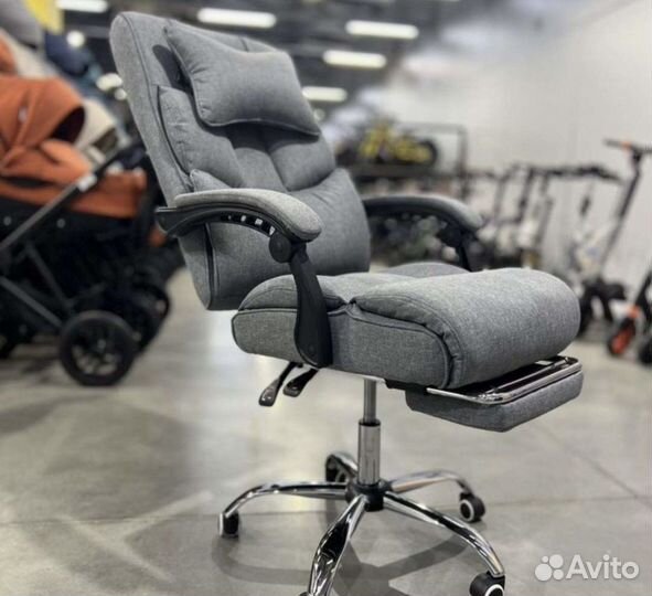 Компьютерное офисное кресло с подножкой