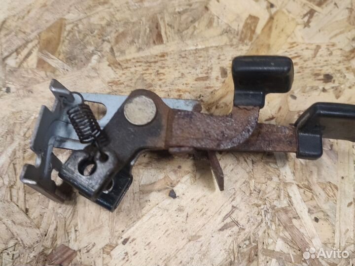 Киа Авелла ручка открывания крышки багажника бака