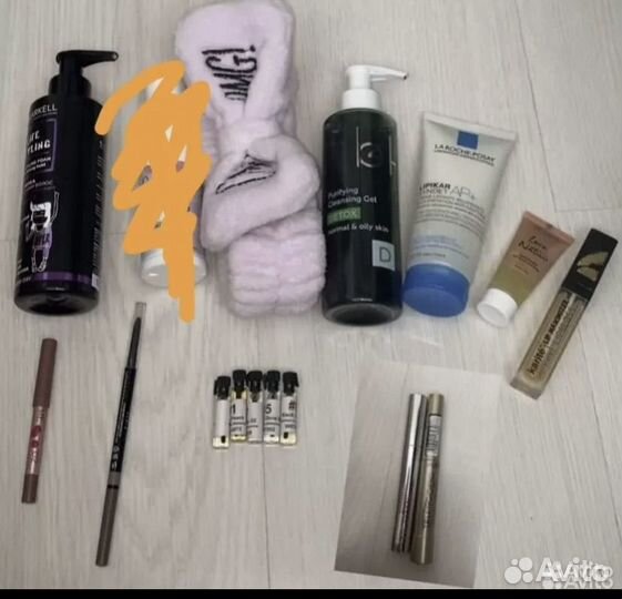 Пакетом для макияжа