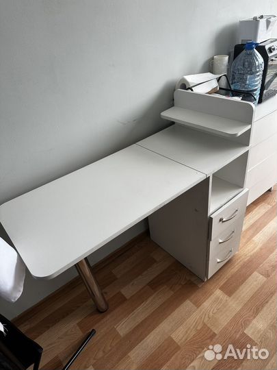 Маникюрный стол