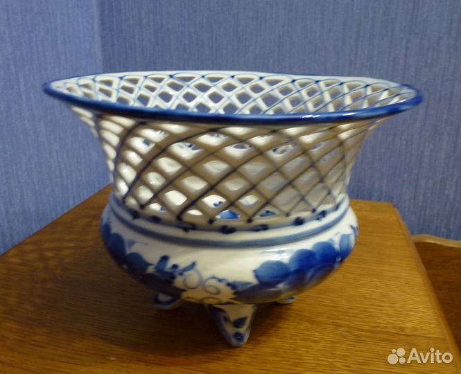 Гжель. Ваза для фруктов ажурная