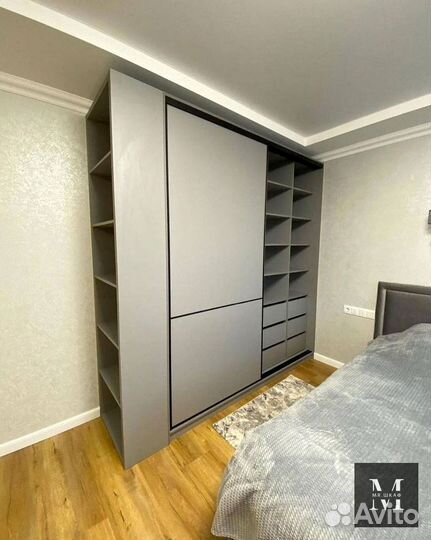 Книжный шкаф