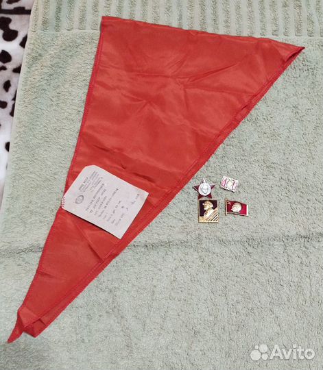 Лот. СССР Пионерский галстук и значки