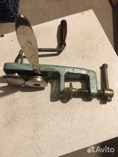 Машинка для правки крышек