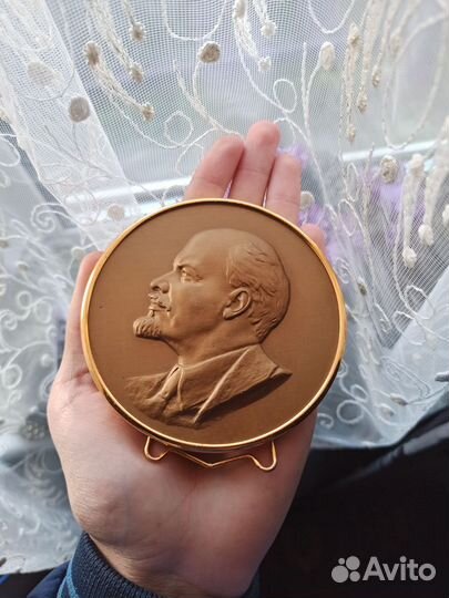 Барельеф В.И. Ленин