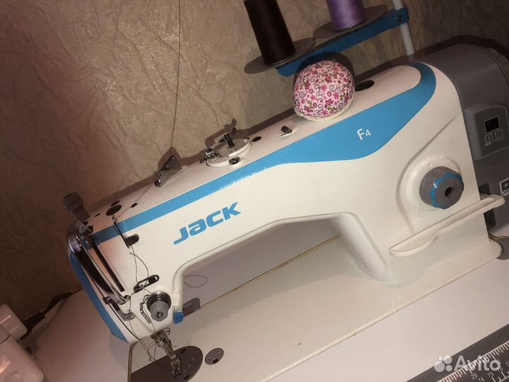 Швейная машинка оверлок маникен