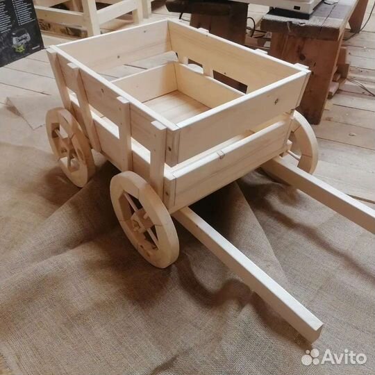 Декоративная садовая телега