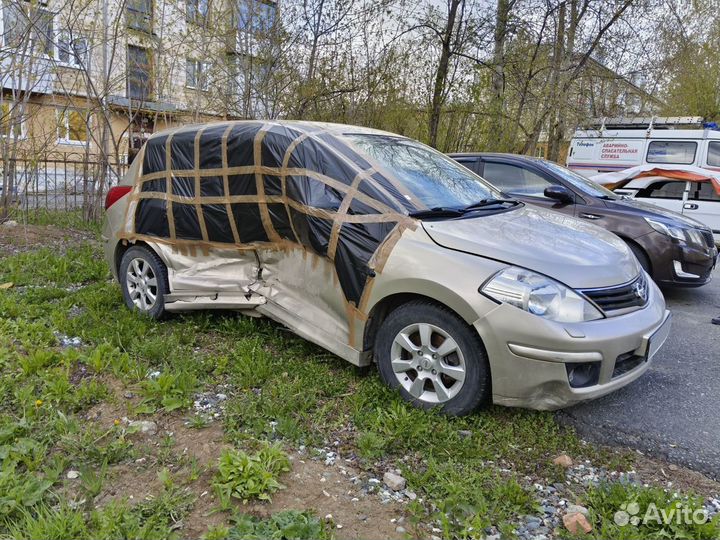 Nissan Tiida 1.6 AT, 2010, битый, 173 148 км