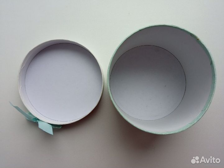 Круглая подарочная коробка с бантом