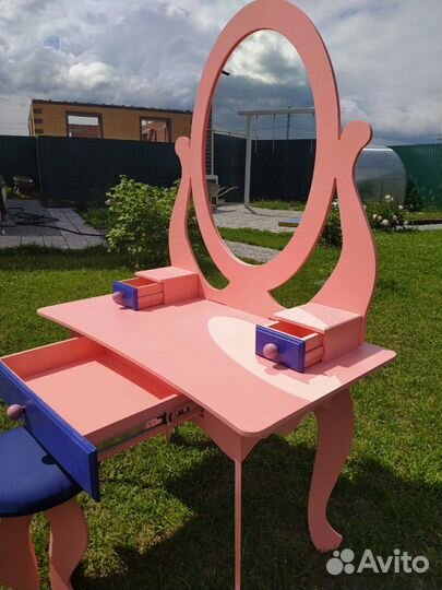 Стол для макияжа