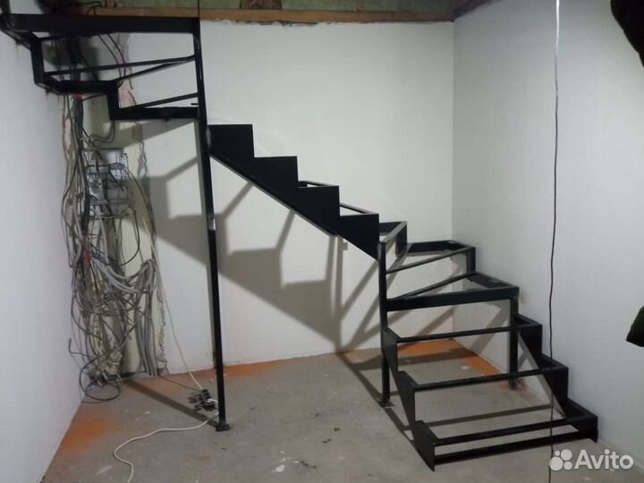 Лестница на металлокаркасе на дачу