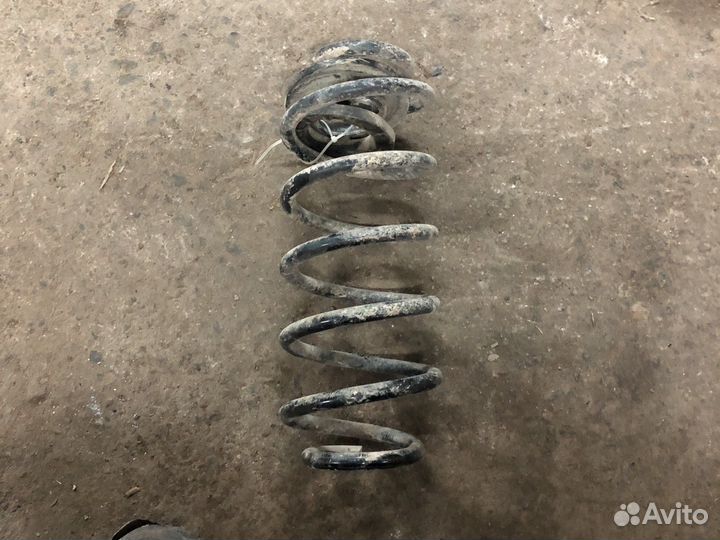 Toyota auris пружина задняя