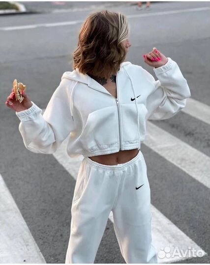 Женский спортивный костюм