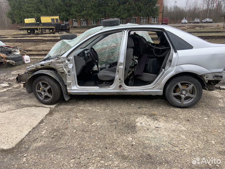 Кузов седан с документами Ford Focus 98-04