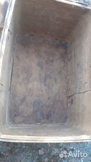 Деревянный старинный сундук