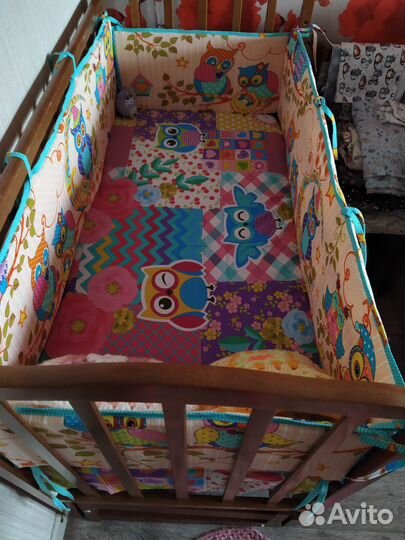 Детская кроватка с маятником