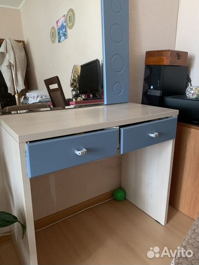 Зеркало и столик для косметики