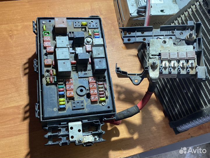 Opel astra j подкапотный блок предохранителей