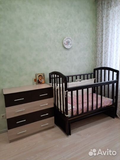 Детская кроватка-маятник + комод